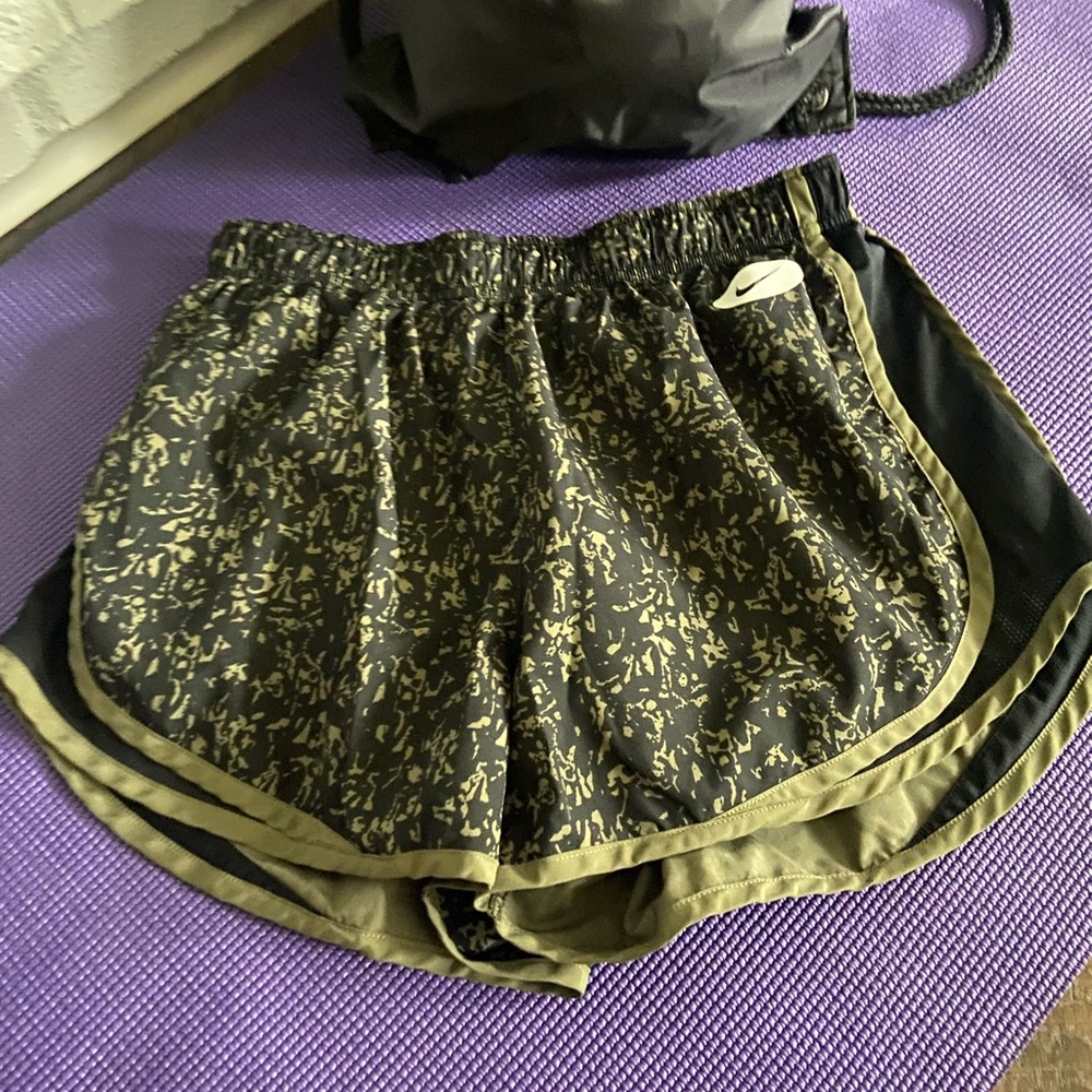 Nike Women's Black and Tan Athletic Shorts